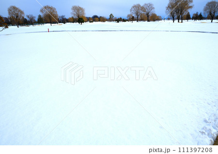 関東地方の大雪　荒川河川敷の冬模様　雪景色　　 111397208