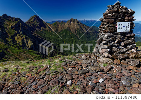 八ヶ岳連峰・硫黄岳山頂から見る横岳・赤岳・阿弥陀岳 八ヶ岳連峰・硫黄岳山頂から見る横岳・赤岳・阿弥陀岳 111397480