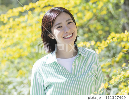 春を感じる可愛い女性 春を感じる可愛い女性 111397499