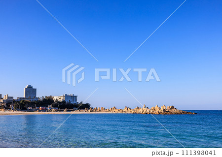 白良浜の朝景色　和歌山県白浜町 111398041