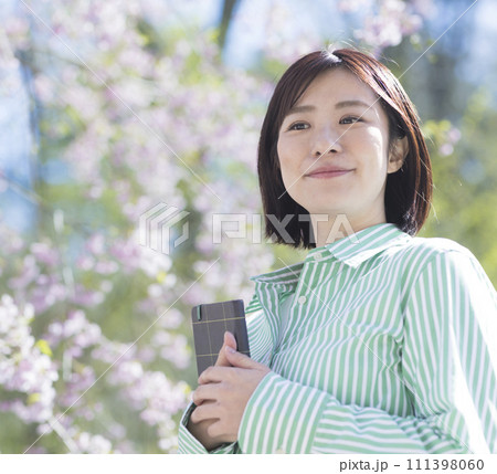 春を楽しむ手帳を持つ女性 111398060
