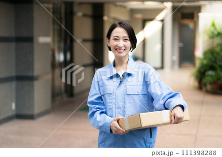 作業着を着た若い女性 作業着を着た若い女性 111398288