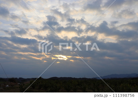 雲の多い朝の空 太陽光 雲の多い朝の空 太陽光 111398756