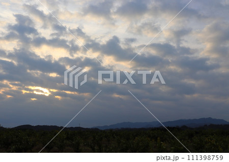 雲の多い朝の空 太陽光 雲の多い朝の空 太陽光 111398759