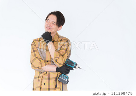 電動ドリルを持った考える中年男性(DIY・日曜大工) 電動ドリルを持った考える中年男性(DIY・日曜大工) 111399479