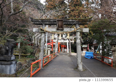 静寂な西の京の山口大神宮の風景 111399655