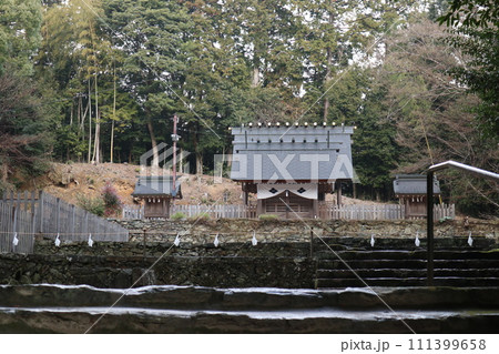 静寂な西の京の山口大神宮の風景 111399658