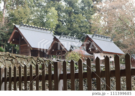 静寂な西の京の山口大神宮の風景 111399685