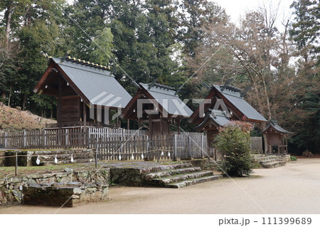 静寂な西の京の山口大神宮の風景 111399689