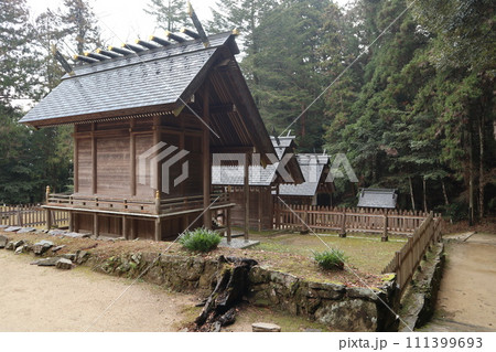 静寂な西の京の山口大神宮の風景 111399693