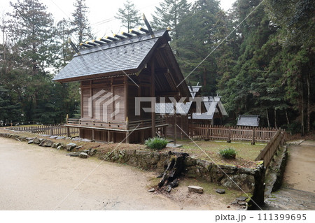静寂な西の京の山口大神宮の風景 静寂な西の京の山口大神宮の風景 111399695