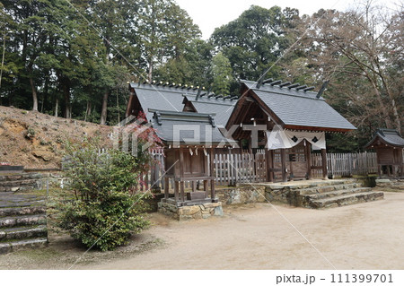 静寂な西の京の山口大神宮の風景 静寂な西の京の山口大神宮の風景 111399701