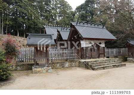 静寂な西の京の山口大神宮の風景 静寂な西の京の山口大神宮の風景 111399703