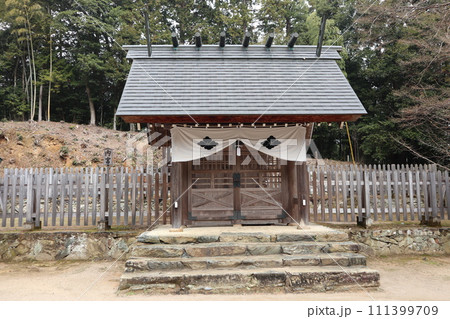 静寂な西の京の山口大神宮の風景 静寂な西の京の山口大神宮の風景 111399709