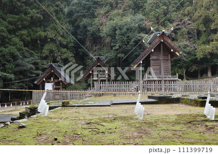 静寂な西の京の山口大神宮の風景 静寂な西の京の山口大神宮の風景 111399719