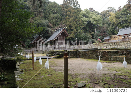 静寂な西の京の山口大神宮の風景 111399723
