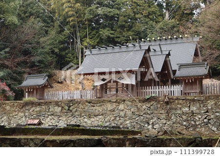 静寂な西の京の山口大神宮の風景 111399728