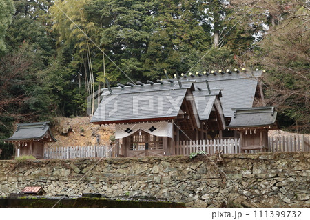 静寂な西の京の山口大神宮の風景 111399732