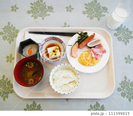 お膳に並べた美味しいご飯 お膳に並べた美味しいご飯 111399815