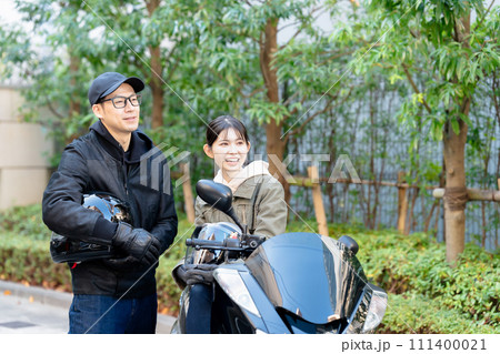 バイク好きの男女 111400021