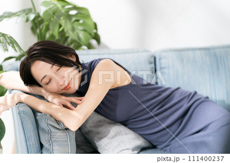 ソファでうたた寝をする女性 111400237