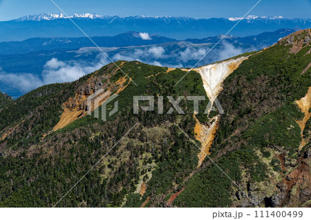 八ヶ岳連峰・硫黄岳稜線から見る赤岩ノ頭と残雪の北アルプス 111400499