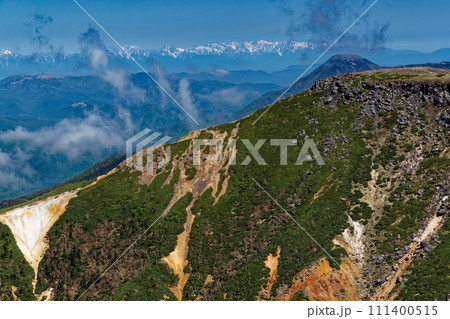 八ヶ岳連峰・横岳稜線から見る硫黄岳・蓼科山と残雪の北アルプス 八ヶ岳連峰・横岳稜線から見る硫黄岳・蓼科山と残雪の北アルプス 111400515