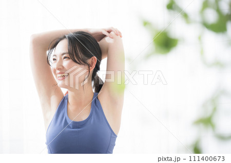 ヨガやスポーツをする若い女性 ヨガやスポーツをする若い女性 111400673