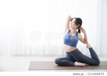 ヨガをする若い女性の全身 111400675