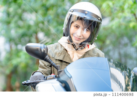 バイクに乗る女性 バイクに乗る女性 111400698
