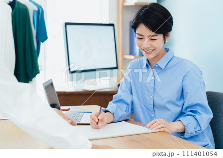 打ち合わせをするビジネスマン 打ち合わせをするビジネスマン 111401054