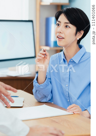 打ち合わせをするビジネスマン 打ち合わせをするビジネスマン 111401066