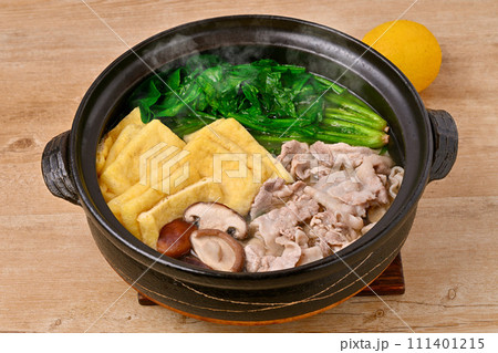 注意)湯気は合成です。冬の常夜鍋、鍋物、ホウレン草、豚肉、油あげ、椎茸。レモンを添えて。 注意)湯気は合成です。冬の常夜鍋、鍋物、ホウレン草、豚肉、油あげ、椎茸。レモンを添えて。 111401215