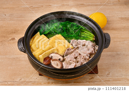 注意)湯気は合成です。冬の常夜鍋、鍋物、ホウレン草、豚肉、油あげ、椎茸。レモンを添えて。 注意)湯気は合成です。冬の常夜鍋、鍋物、ホウレン草、豚肉、油あげ、椎茸。レモンを添えて。 111401218