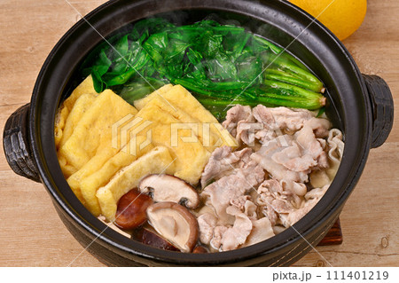 注意)湯気は合成です。冬の常夜鍋、鍋物、ホウレン草、豚肉、油あげ、椎茸。レモンを添えて。 注意)湯気は合成です。冬の常夜鍋、鍋物、ホウレン草、豚肉、油あげ、椎茸。レモンを添えて。 111401219