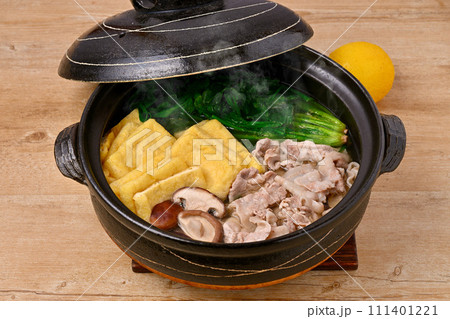 注意）湯気は合成です。冬の常夜鍋、鍋物、ホウレン草、豚肉、油あげ、椎茸。レモンを添えて。 111401221