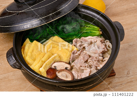 注意）湯気は合成です。冬の常夜鍋、鍋物、ホウレン草、豚肉、油あげ、椎茸。レモンを添えて。 111401222