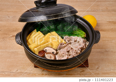 注意)湯気は合成です。冬の常夜鍋、鍋物、ホウレン草、豚肉、油あげ、椎茸。レモンを添えて。 注意)湯気は合成です。冬の常夜鍋、鍋物、ホウレン草、豚肉、油あげ、椎茸。レモンを添えて。 111401223