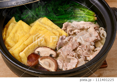 注意）湯気は合成です。冬の常夜鍋、鍋物、ホウレン草、豚肉、油あげ、椎茸。レモンを添えて。 111401225