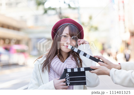 映画撮影現場イメージ　カチンコ 111401325