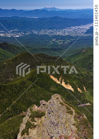 八ヶ岳連峰・横岳から見る小同心のクライマーと赤岳鉱泉・御嶽の眺め 111401450