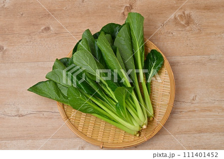 食材・野菜の小松菜、こまつ菜、コマツナ、こまつな、緑黄色野菜。 111401452
