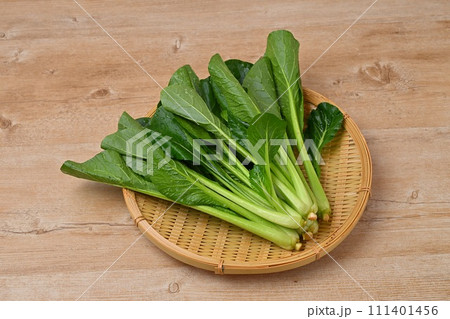 食材・野菜の小松菜、こまつ菜、コマツナ、こまつな、緑黄色野菜。 111401456