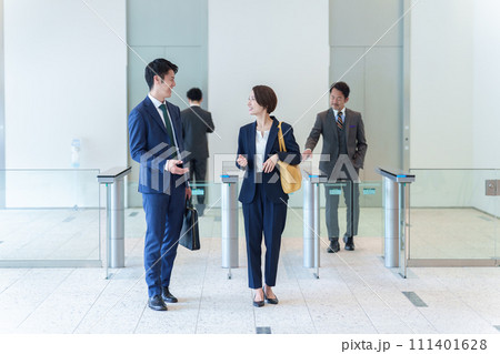 オフィス エントランス 出勤 オフィス エントランス 出勤 111401628