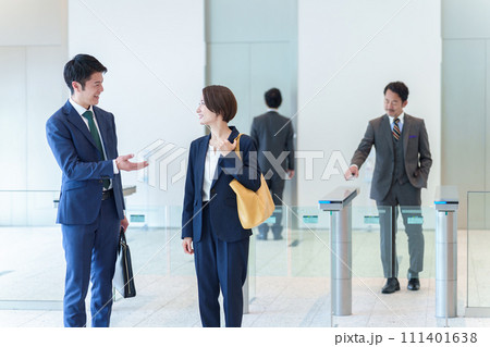 オフィス エントランス 出勤 オフィス エントランス 出勤 111401638