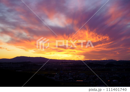 灼熱の地獄のような秋の夕焼け 111401740