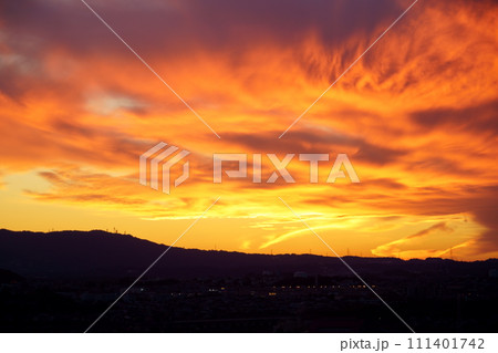 灼熱の地獄のような秋の夕焼け 111401742