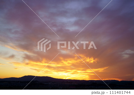 炎に焼かれる生駒山の夕焼け 111401744