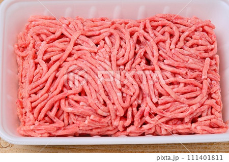 牛豚肉のひき肉、挽肉、挽き肉パック。牛肉と豚肉の合い挽き肉 111401811