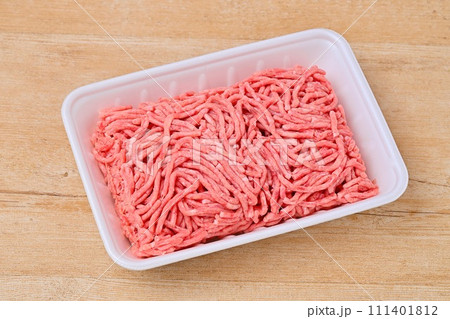 牛豚肉のひき肉、挽肉、挽き肉パック。牛肉と豚肉の合い挽き肉 111401812